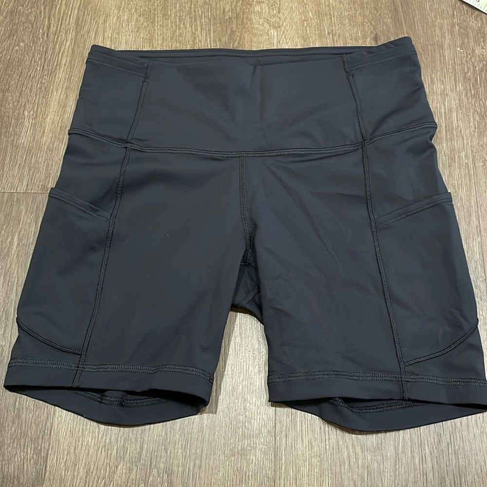 Lululemon size 6 bike shorts with pockets